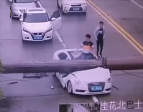Видео: водитель чудом выжил после того, как его автомобиль расплющило краном
