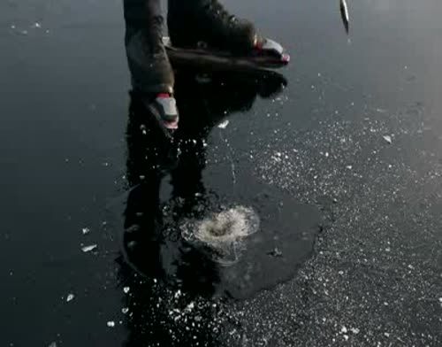 Фигурист вышел на очень тонкий лед. Когда он начал кататься, случилось нечто неожиданное!