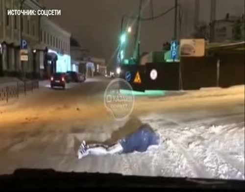 В Казани сняли на видео, как неадекватный пешеход переползал улицу 