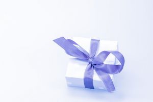 Россияне назвали топ самых ненужных подарков на день рождения