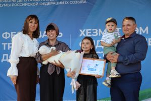 Пестречинцам вручили свидетельства о занесении на Доску Почета