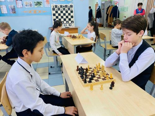 Среди юных пестречинцев устроили шахматно-шашечный турнир