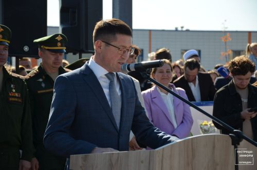 Район башлыгы Илһам Кашапов укытучыларны һөнәри бәйрәмнәре белән котлады