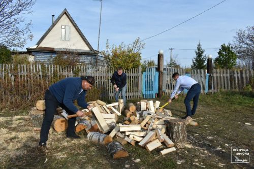 Глава Пестречинского района наколол дрова жене служащего на СВО