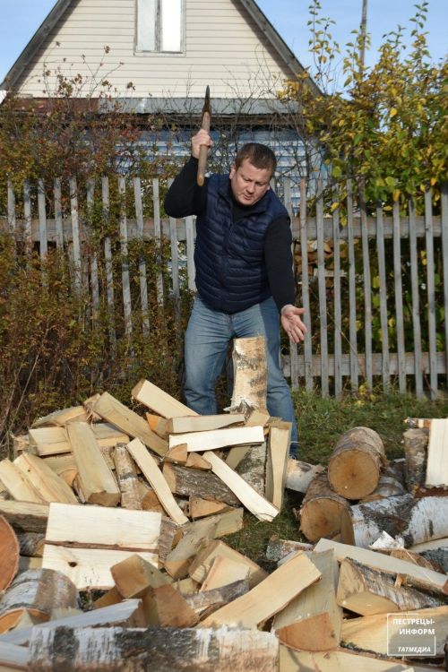 Глава Пестречинского района наколол дрова жене служащего на СВО