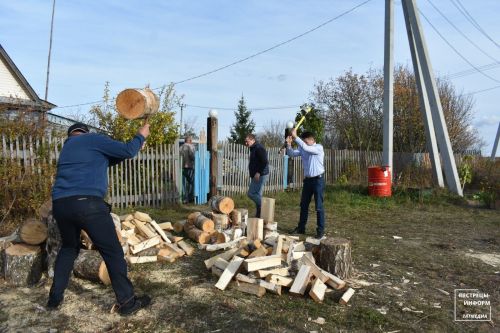 Глава Пестречинского района наколол дрова жене служащего на СВО