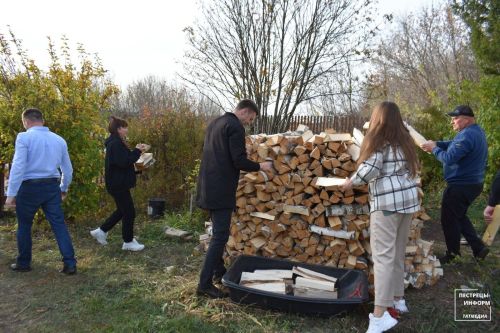 Глава Пестречинского района наколол дрова жене служащего на СВО