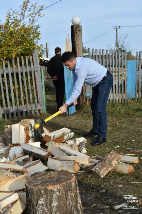 Глава Пестречинского района наколол дрова жене служащего на СВО