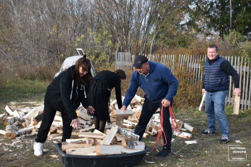 Глава Пестречинского района наколол дрова жене служащего на СВО