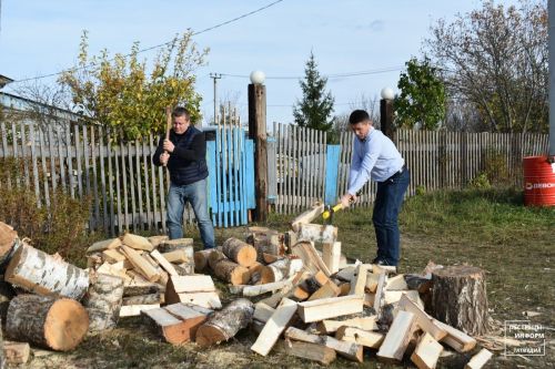 Глава Пестречинского района наколол дрова жене служащего на СВО