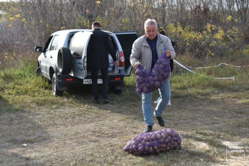 Глава Пестречинского района наколол дрова жене служащего на СВО