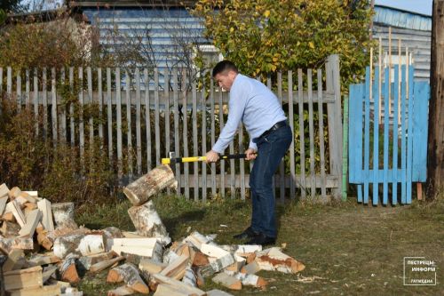 Глава Пестречинского района наколол дрова жене служащего на СВО