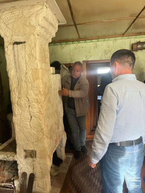 Глава Пестречинского района наколол дрова жене служащего на СВО