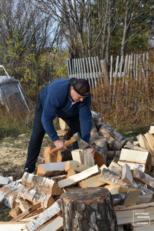 Глава Пестречинского района наколол дрова жене служащего на СВО
