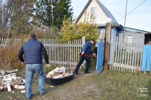 Глава Пестречинского района наколол дрова жене служащего на СВО