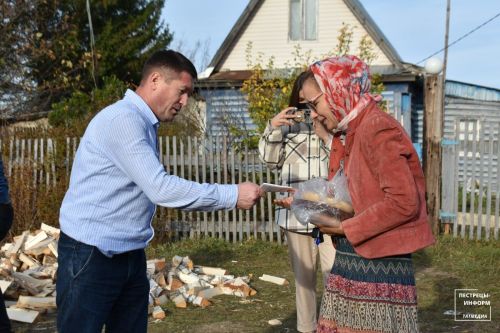 Глава Пестречинского района наколол дрова жене служащего на СВО