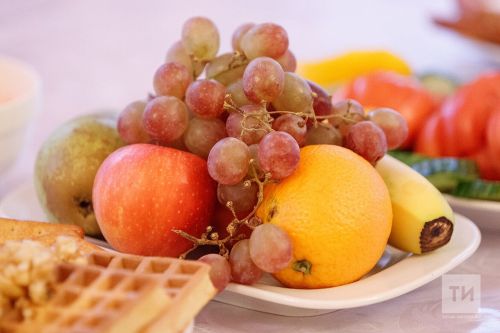 Названы 5 продуктов, которые нельзя сочетать с фруктами: от хлеба до яиц