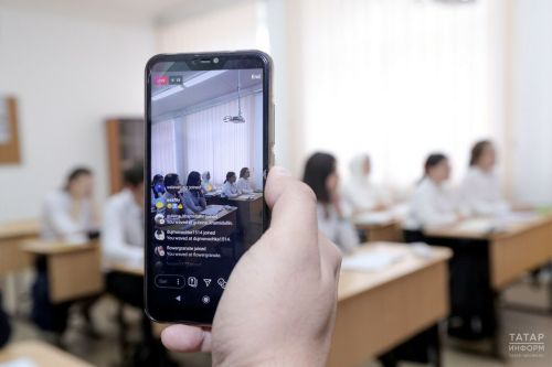 Школьникам запретят использовать на уроках мобильные телефоны