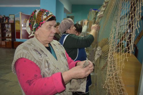 Ковалинцы изготовливают маскировочные сети, окопные свечи и вяжут шерстяные носки