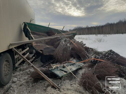 В Пестречинском районе столкнулись фура и трактор