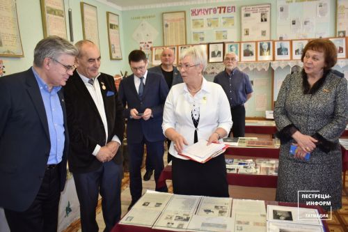 В селе Шали открыли мемориальную доску в память бывшего директора школы