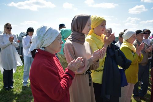 В селе Конь на могиле Айдара Хафизова установили памятник