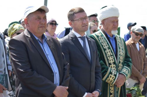 В селе Конь на могиле Айдара Хафизова установили памятник