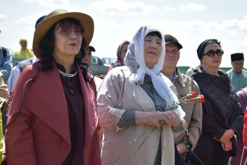 В селе Конь на могиле Айдара Хафизова установили памятник