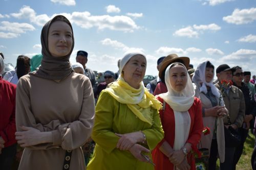 Күн авылында танылган артист Айдар Хафизов каберенә һәйкәл куйдылар