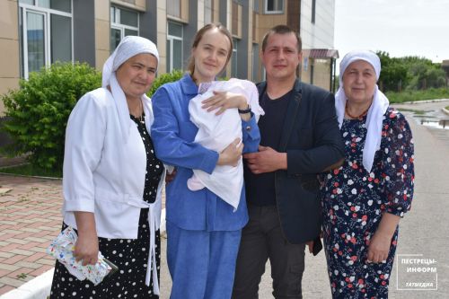 По случаю пополнения в семье Ахметзяновых в селе Шали устроили торжественное мероприятие