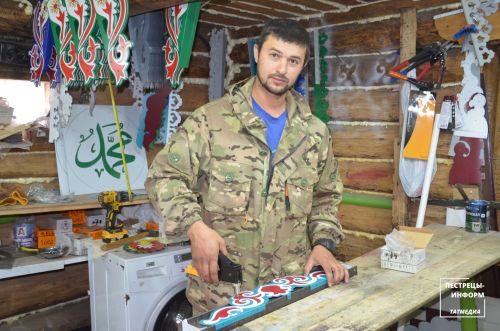 Шалинец своими руками создает различные предметы с уникальным татарским орнаментом