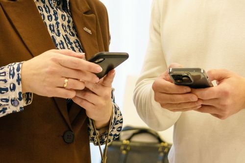 Госдума приняла закон о штрафах за использование зарубежных мессенджеров госслужащими