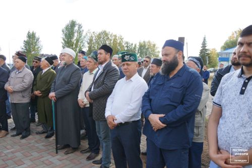 На минарет строящейся соборной мечети в райцентре установили полумесяц