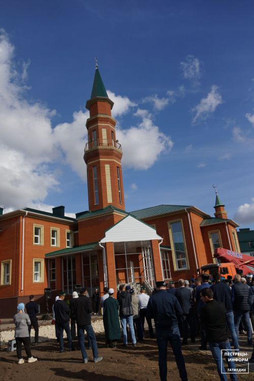 На минарет строящейся соборной мечети в райцентре установили полумесяц
