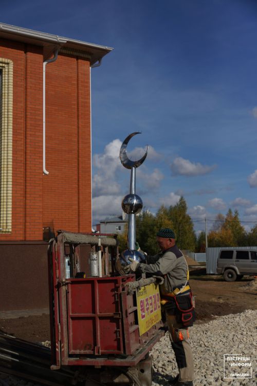 На минарет строящейся соборной мечети в райцентре установили полумесяц