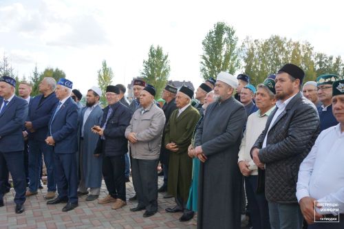 На минарет строящейся соборной мечети в райцентре установили полумесяц