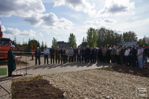 На минарет строящейся соборной мечети в райцентре установили полумесяц