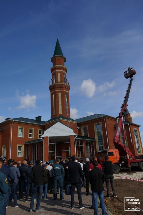 На минарет строящейся соборной мечети в райцентре установили полумесяц