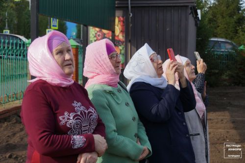 На минарет строящейся соборной мечети в райцентре установили полумесяц