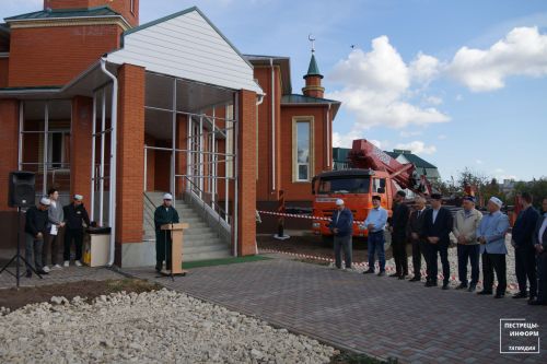 На минарет строящейся соборной мечети в райцентре установили полумесяц