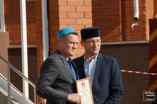 На минарет строящейся соборной мечети в райцентре установили полумесяц