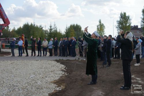 На минарет строящейся соборной мечети в райцентре установили полумесяц