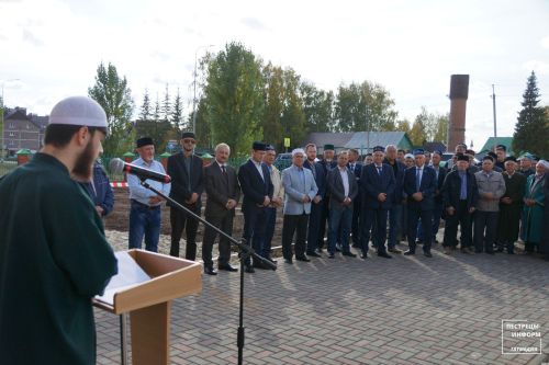 На минарет строящейся соборной мечети в райцентре установили полумесяц