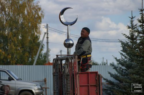 На минарет строящейся соборной мечети в райцентре установили полумесяц