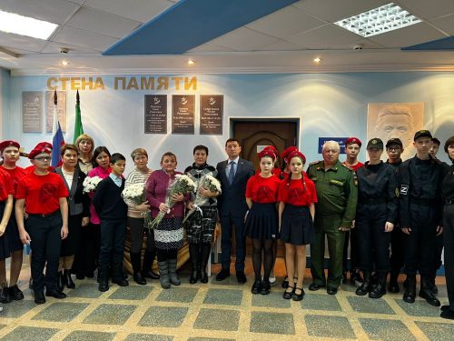В Ленино-Кокушкинской школе открыли мемориальные доски в честь погибших в ходе СВО выпускников