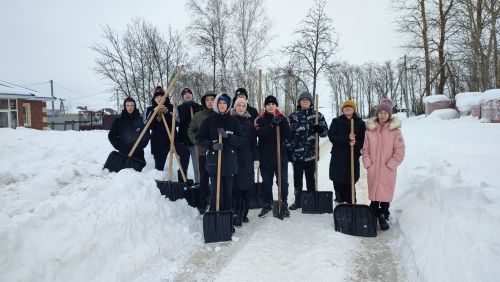 В Старом Шигалеево школьники почистили от снега двор ветерана