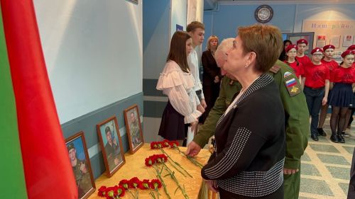 В Ленино-Кокушкинской школе открыли мемориальные доски в честь погибших в ходе СВО выпускников