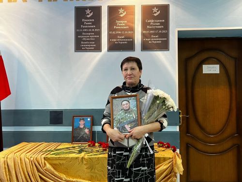 В Ленино-Кокушкинской школе открыли мемориальные доски в честь погибших в ходе СВО выпускников