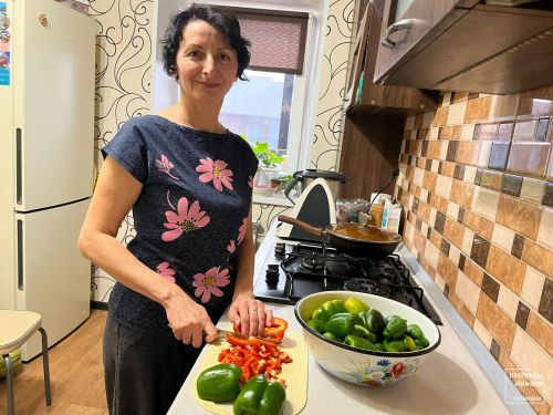Жительница Пестрецов сушит овощи для супов, которые готовят на отправку военнослужащим