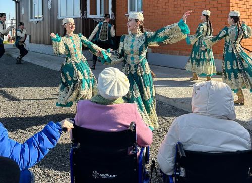 В деревне Куюки поздравили подопечных с Днем пожилого человека